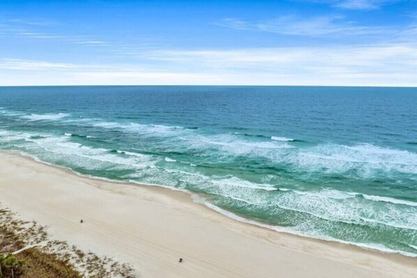 Plage à proximité, chaises longues, serviettes de plage