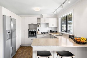 Réfrigérateur, micro-ondes, four, plaque de cuisson