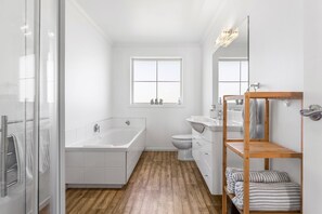 Douche, sèche-cheveux, serviettes fournies, savon