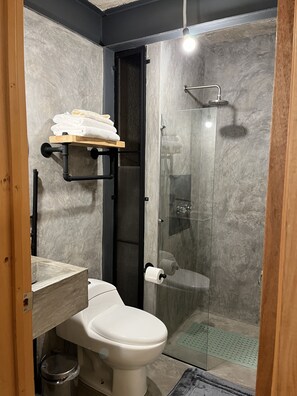 Shower, free toiletries, hair dryer, towels - Ixmukane hotel y spa (San Cristóbal de las Casas)