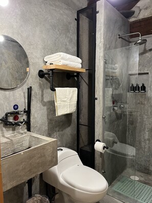 Shower, free toiletries, hair dryer, towels - Ixmukane hotel y spa (San Cristóbal de las Casas)