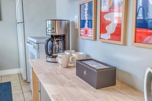 Fridge, microwave, oven, stovetop - The Sunnyside Stay Su (Dover)