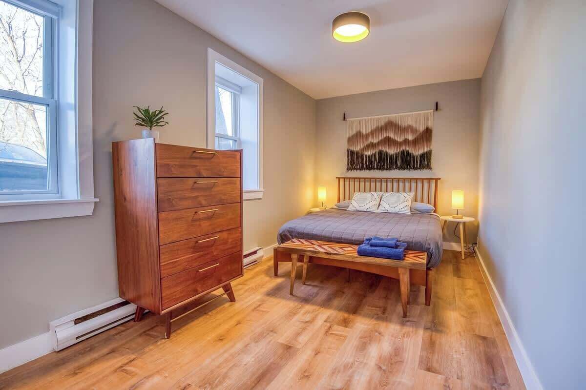 2 habitaciones, escritorio, cuna de viaje y wifi 