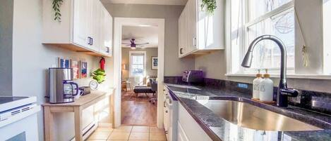 冷蔵庫、電子レンジ、オーブン、コンロ