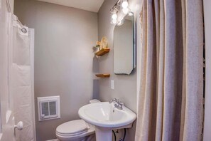 Shower, hair dryer, towels - The Sunnyside Stay (Dover)