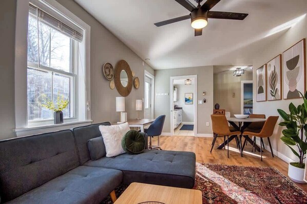 TV, books, offices - The Sunnyside Stay Su (Dover)