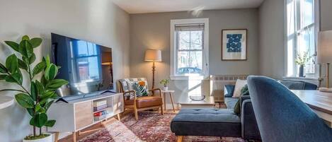 TV, bøker og kontorer