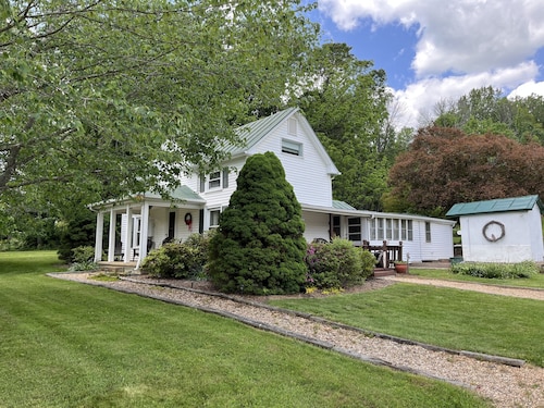 Charming Farmhouse across from Devils Backbone Brewery.