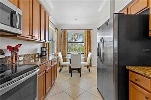 Private kitchen - Upgraded 2 Bed/2 Bath condo in GATED River Strand Golf & Country Club. Turnkey! (Bradenton)