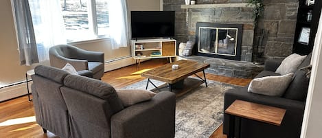 Smart-TV, Kamin, Bücher