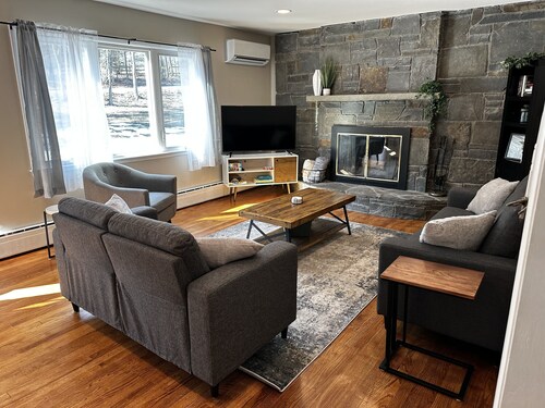 Modern Country Farmhouse, Walking Distance to Lake