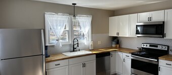 Modern Country Farmhouse, Walking Distance to Lake