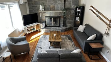 TV connectée, cheminée, livres