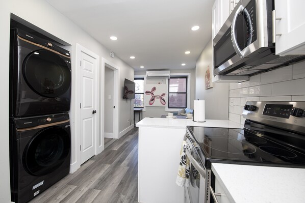 Réfrigérateur, micro-ondes, plaque de cuisson, lave-vaisselle