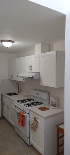 NYC Cozy, Charming, 2-bedroom Apartment Close to All