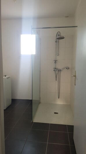 淋浴设施、吹风机、卫生纸