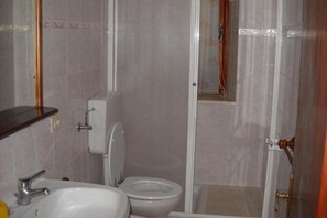 Dusche, Haartrockner, Bidet, Handtücher