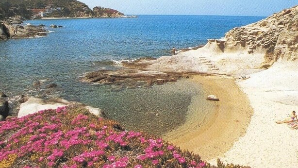 A coastal beach with clear water, rocky outcrops, and a sandy shore. - House Miclara studio apartment -- Almond tree (Zanca)
