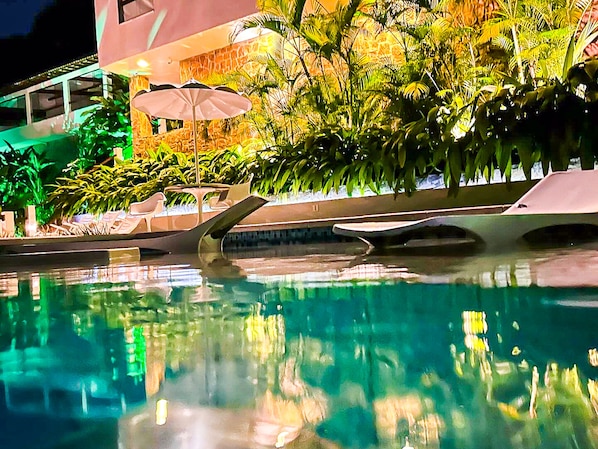 Una piscina al aire libre