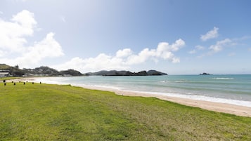 Plage à proximité, sable blanc, serviettes de plage