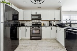 Microondas, horno, parrilla de estufa y lavavajillas 