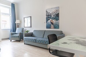 Economy Triple Room | Desk, free WiFi - Pleasant 2BR shared Apt. Margareten (Vienna)