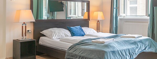 Economy Triple Room | Desk, free WiFi - Pleasant 2BR shared Apt. Margareten (Vienna)