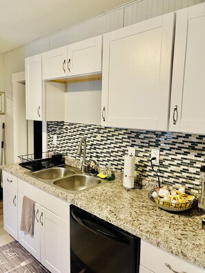 Kjøleskap, mikrobølgeovn, ovn og oppvaskmaskin