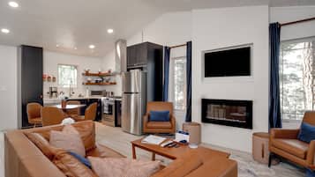 Smart TV, chimenea y libros