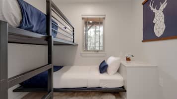 2 bedrooms, travel cot, free WiFi, bed sheets