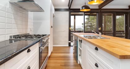 Gembrook Views
Unique and recently renovated 2br mudbrick house