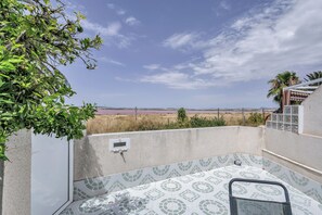 A balcony with a view of a field and distant mountains. - Hogar del Corazon - Lakefront - Pets Welcome! (Torrevieja)
