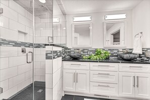 Een douche, een haardroger, een bidet, handdoeken