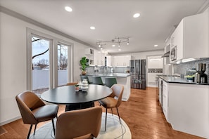 冷蔵庫、電子レンジ、オーブン、コンロ