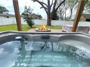 Outdoor spa tub - Blue Jungalow Bentonville - Hot Tub (Bentonville)