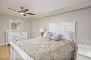 4 soverom, skrivebord, strykejern/-brett og reiseseng for barn