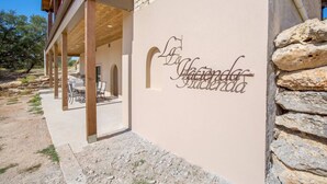 Un edificio con fachada de piedra y un letrero que dice 'La Granada Hotel'.