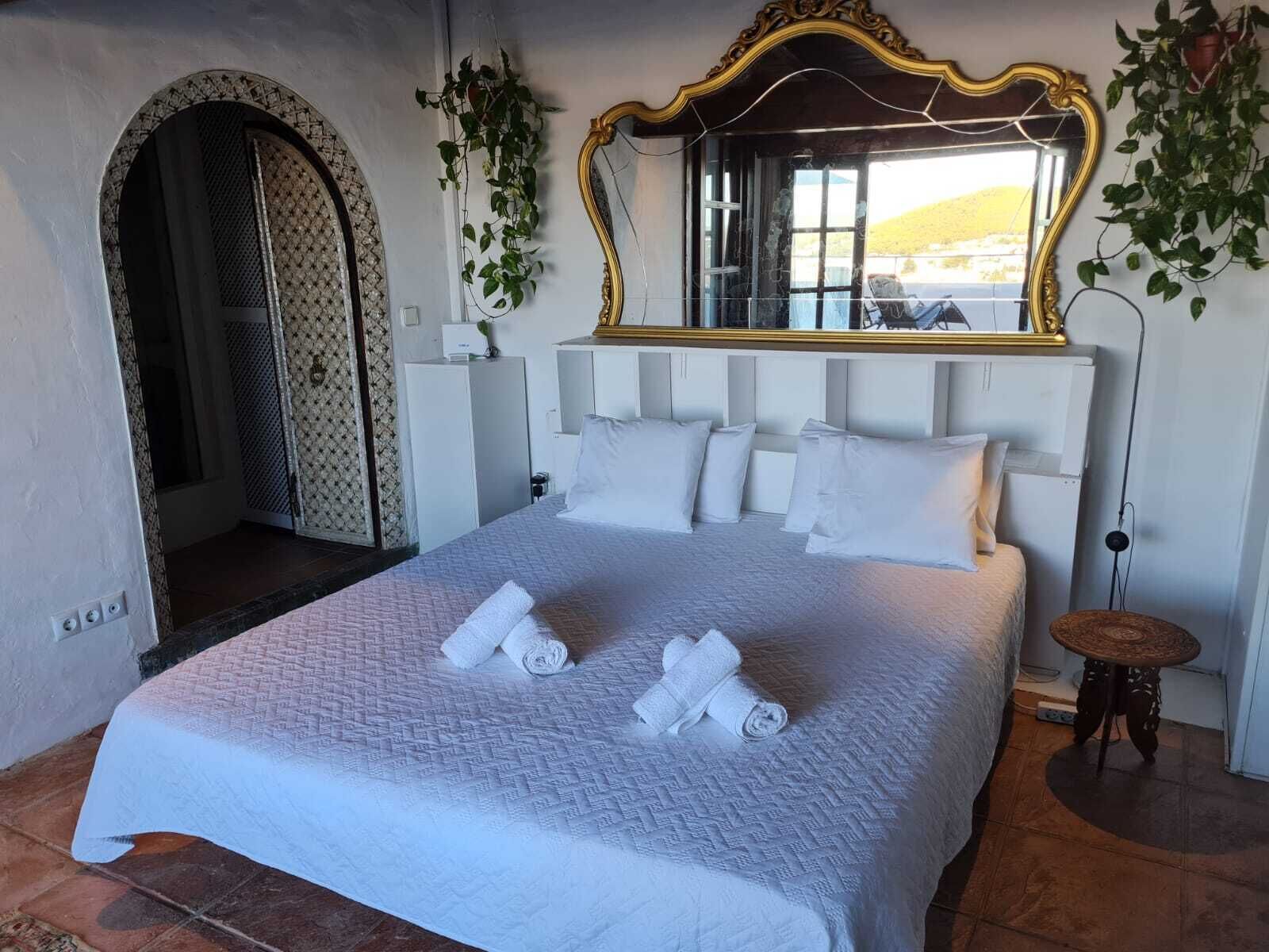 4 chambres, coffres-forts dans les chambres, fer et planche à repasser