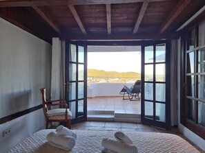 4 bedrooms, in-room safe, iron/ironing board, free WiFi