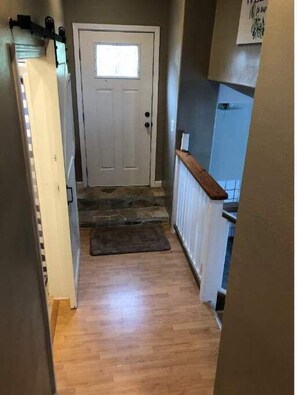 Interior - Beautiful Mountain Views (Honolulu)