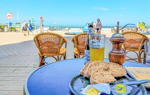 تناول الطعام بالخارج