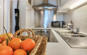 Frigorífico, horno, placa de cocina y lavavajillas