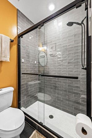 Dusche, Haartrockner, Handtücher, Seife