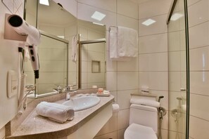 Deluxe Double or Twin Room | Bathroom