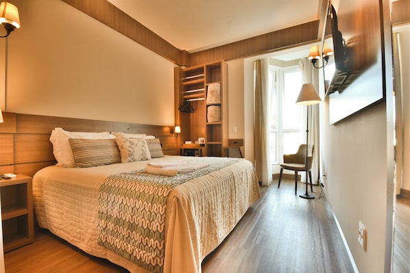 Dobbelt- eller tomannsrom – deluxe | Allergitestet sengetøy, minibar, safe på rommet og individuelt innredet