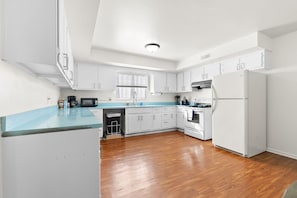 Kjøleskap, mikrobølgeovn, ovn og kokeplater