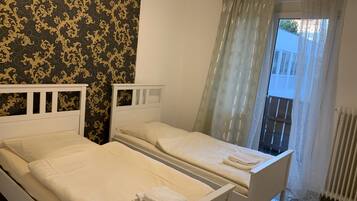 3 habitaciones, ropa de cama hipoalergénica, cubrecamas y escritorio