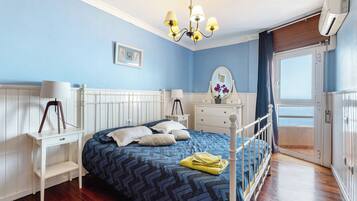 3 slaapkamers, een strijkplank/strijkijzer, gratis wifi, beddengoed