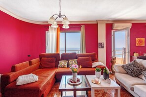 TV - Holiday Apartment 'Beautiful 3 Bedrooms Wifi Sea View' with Sea View, Wi-Fi and Air Conditioning (Radazul)