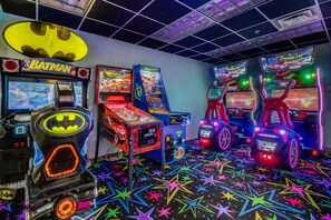 Games room - Beachfront 3BR • Gulf Views • Sleeps 8 • Pools • Tidewater Resort (Panama City Beach)